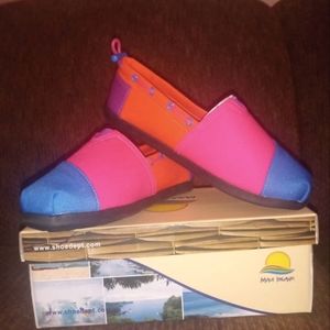 Girls Maui Island, slip on shoes. Size 3 *NWT*